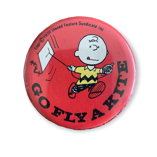 GO FLY A KITE  Snoopy Peanuts Vintage Badge